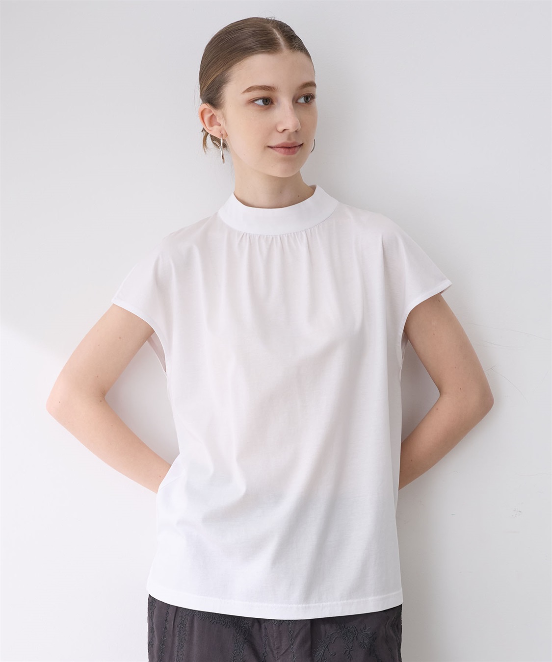 LE SOUK HOLIDAY 【接触冷感】ギャザーネックフレンチスリーブTシャツ_variation_1