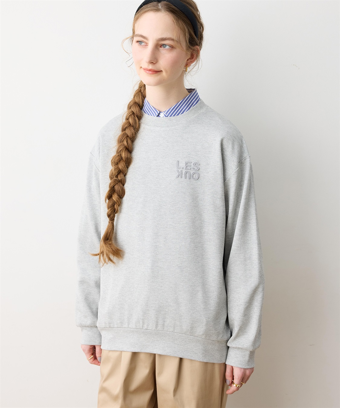 LE SOUK HOLIDAY 刺しゅうロゴスウェットライクプルオーバー