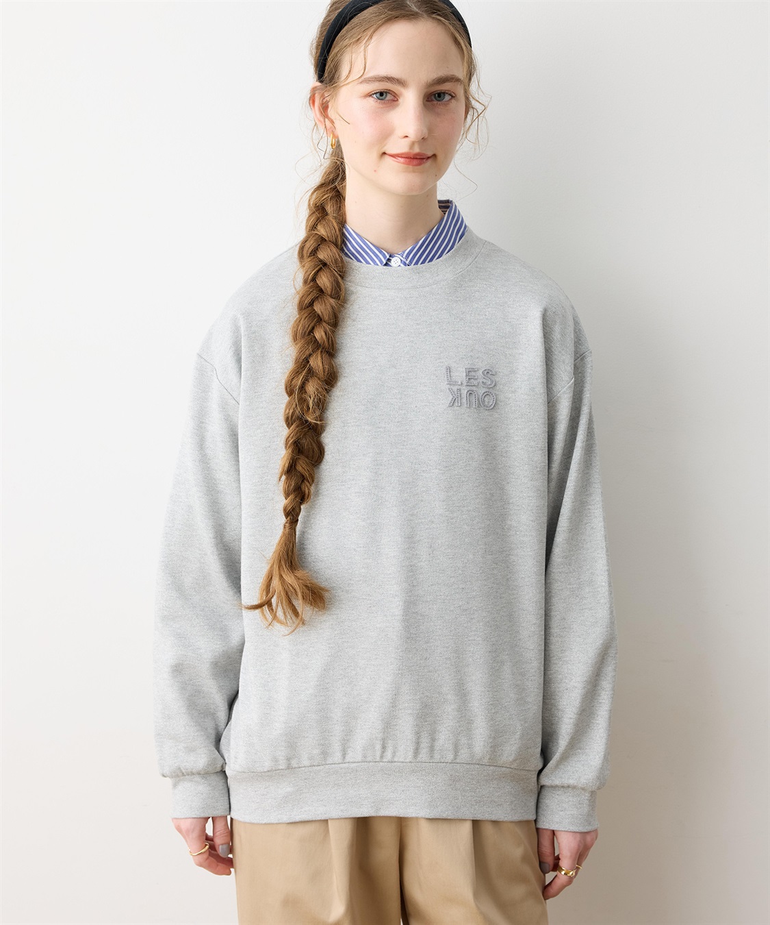 LE SOUK HOLIDAY 刺しゅうロゴスウェットライクプルオーバー_variation_1