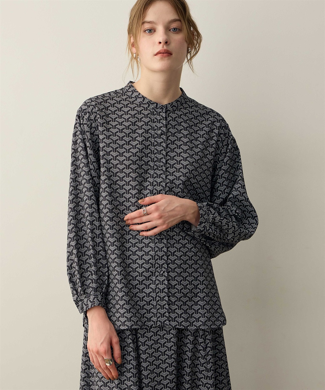 LE SOUK HOLIDAY 幾何学プリントバンドカラーブラウス_variation_1