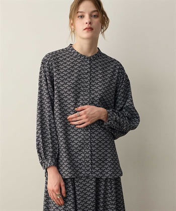 幾何学プリントバンドカラーブラウス(ブラック-M)