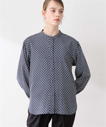 幾何学プリントバンドカラーブラウス(ネイビー-M)