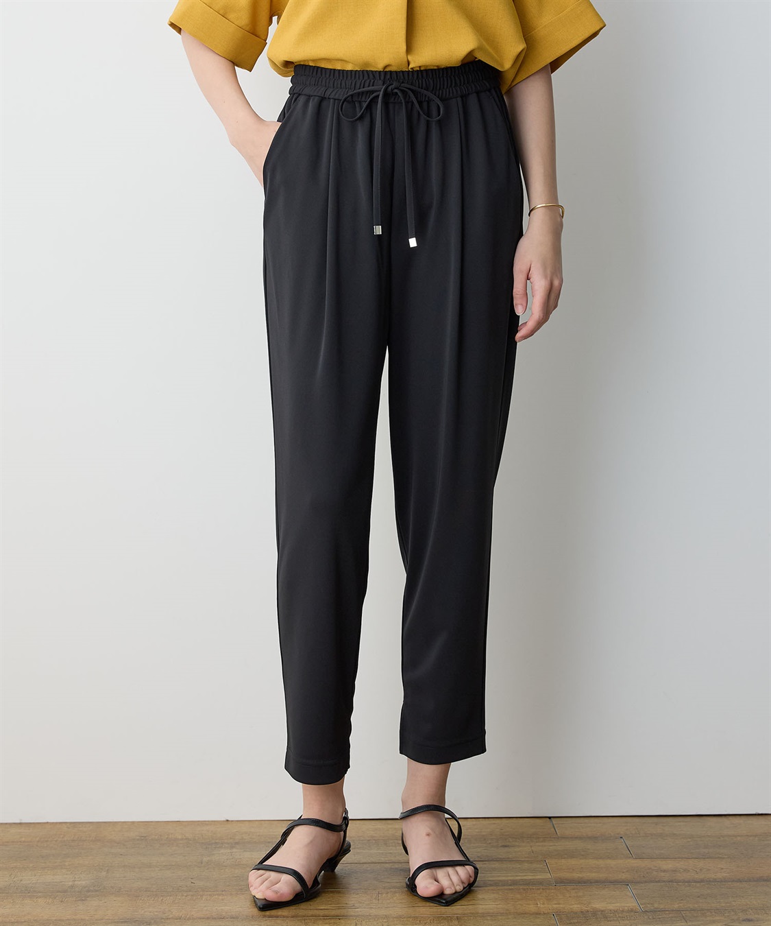LE SOUK HOLIDAY 【イージーエレガンス】ストレッチタックテーパードパンツ【接触冷感・ウエストゴム・カットソー素材】_variation_1