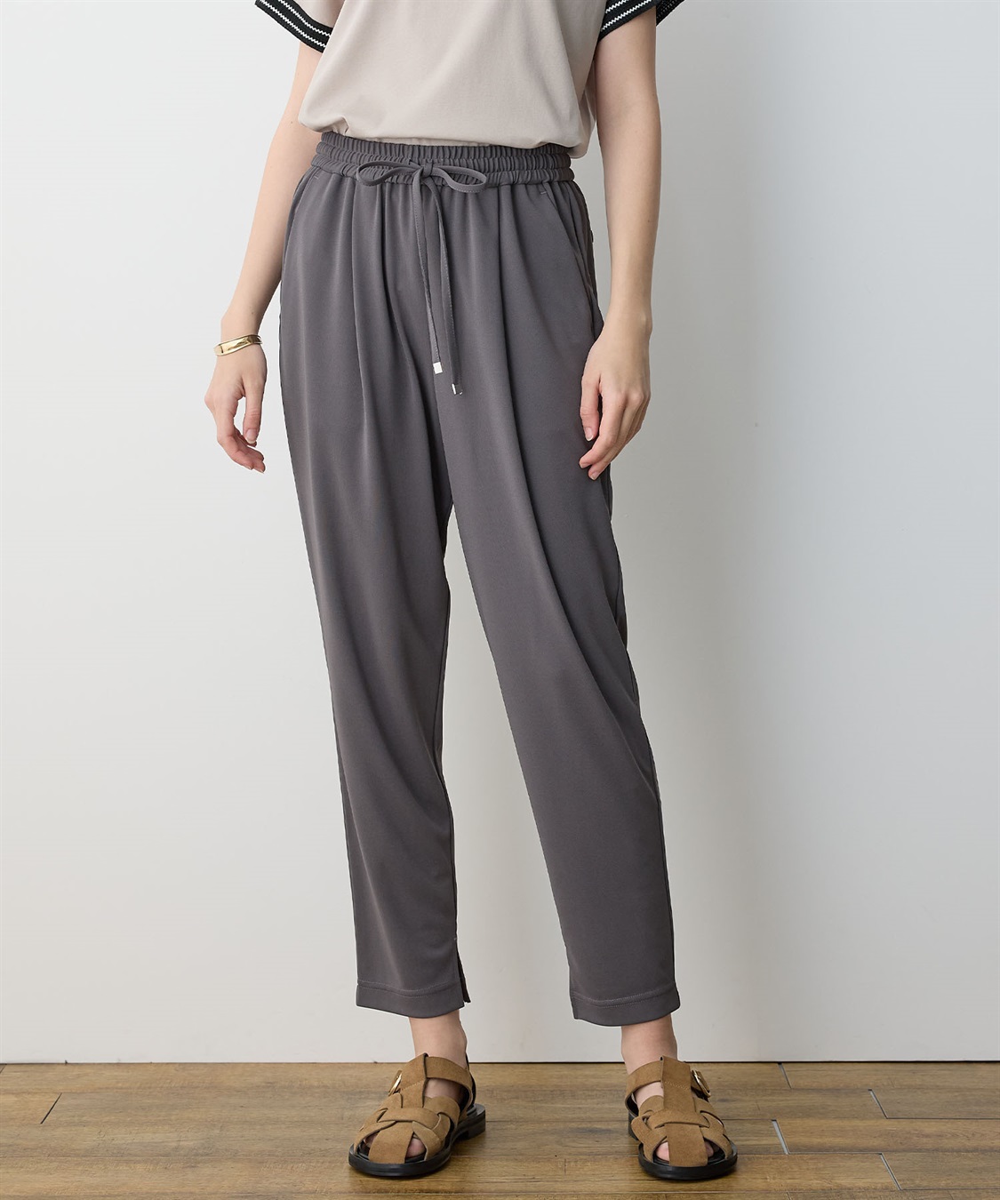 LE SOUK HOLIDAY 【イージーエレガンス】ストレッチタックテーパードパンツ【接触冷感・ウエストゴム・カットソー素材】_variation_2