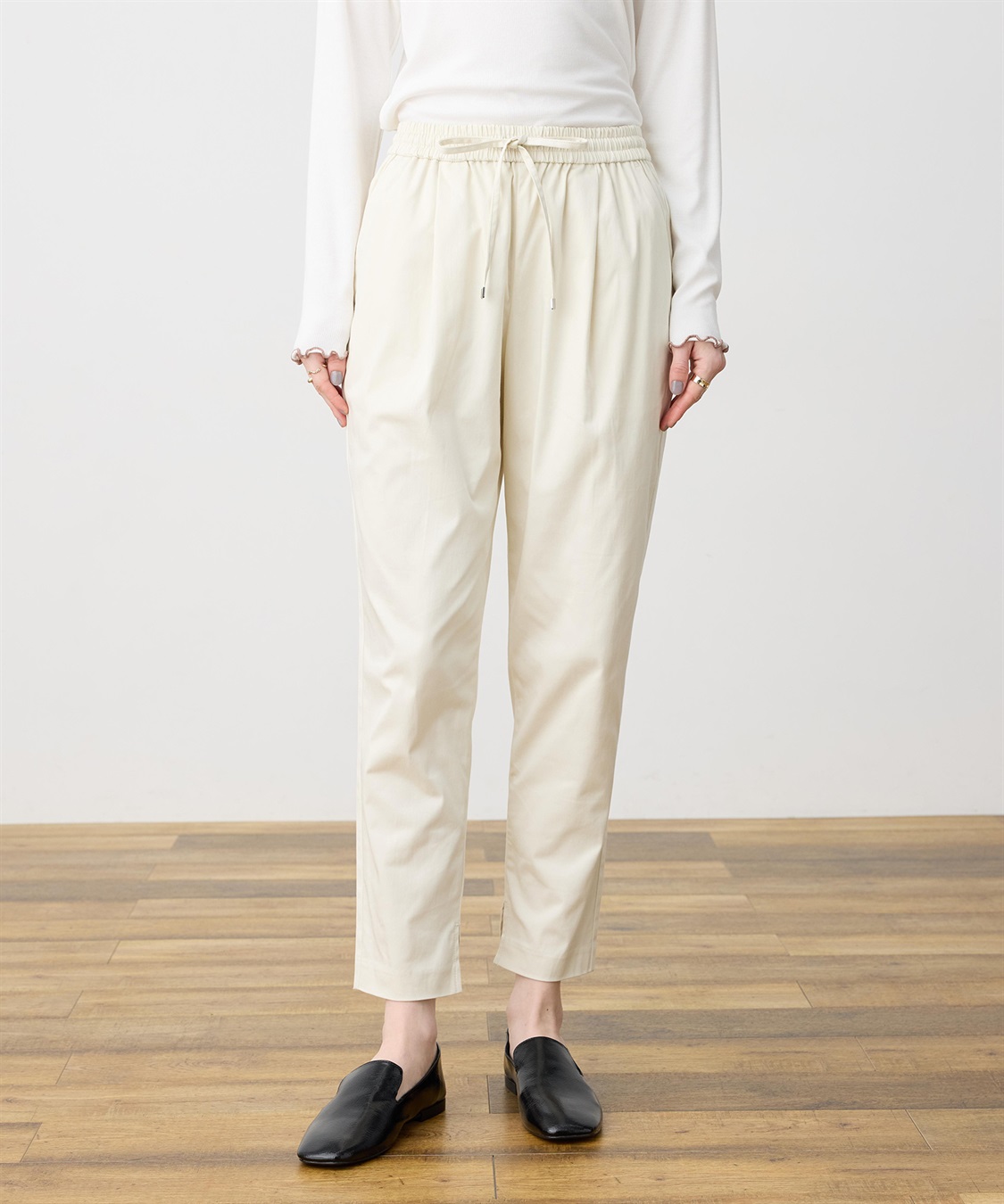 LE SOUK HOLIDAY ストレッチタックテーパードパンツ【ウエストゴム・サスティナブル素材】_variation_2