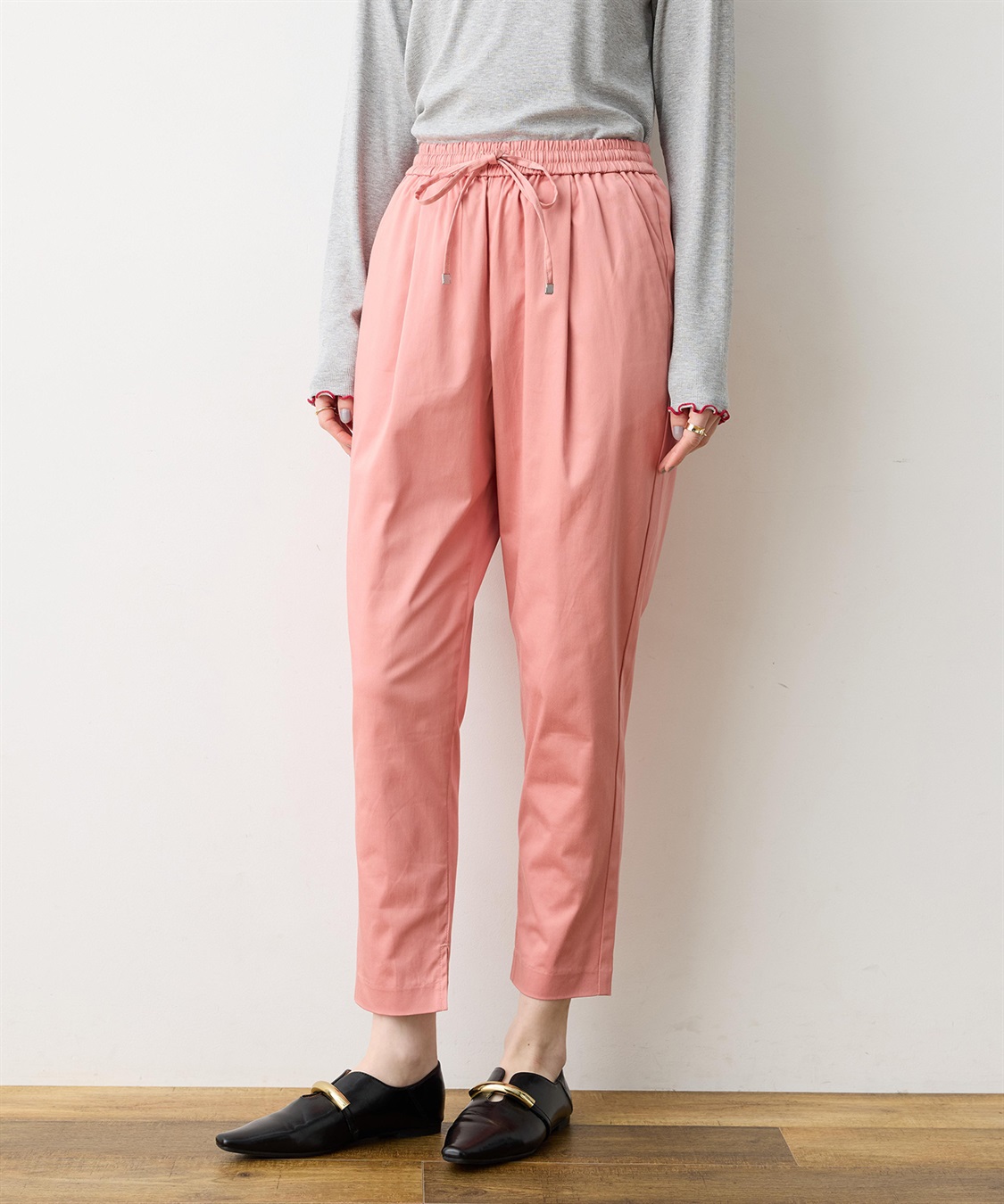 LE SOUK HOLIDAY ストレッチタックテーパードパンツ【ウエストゴム・サスティナブル素材】_variation_3