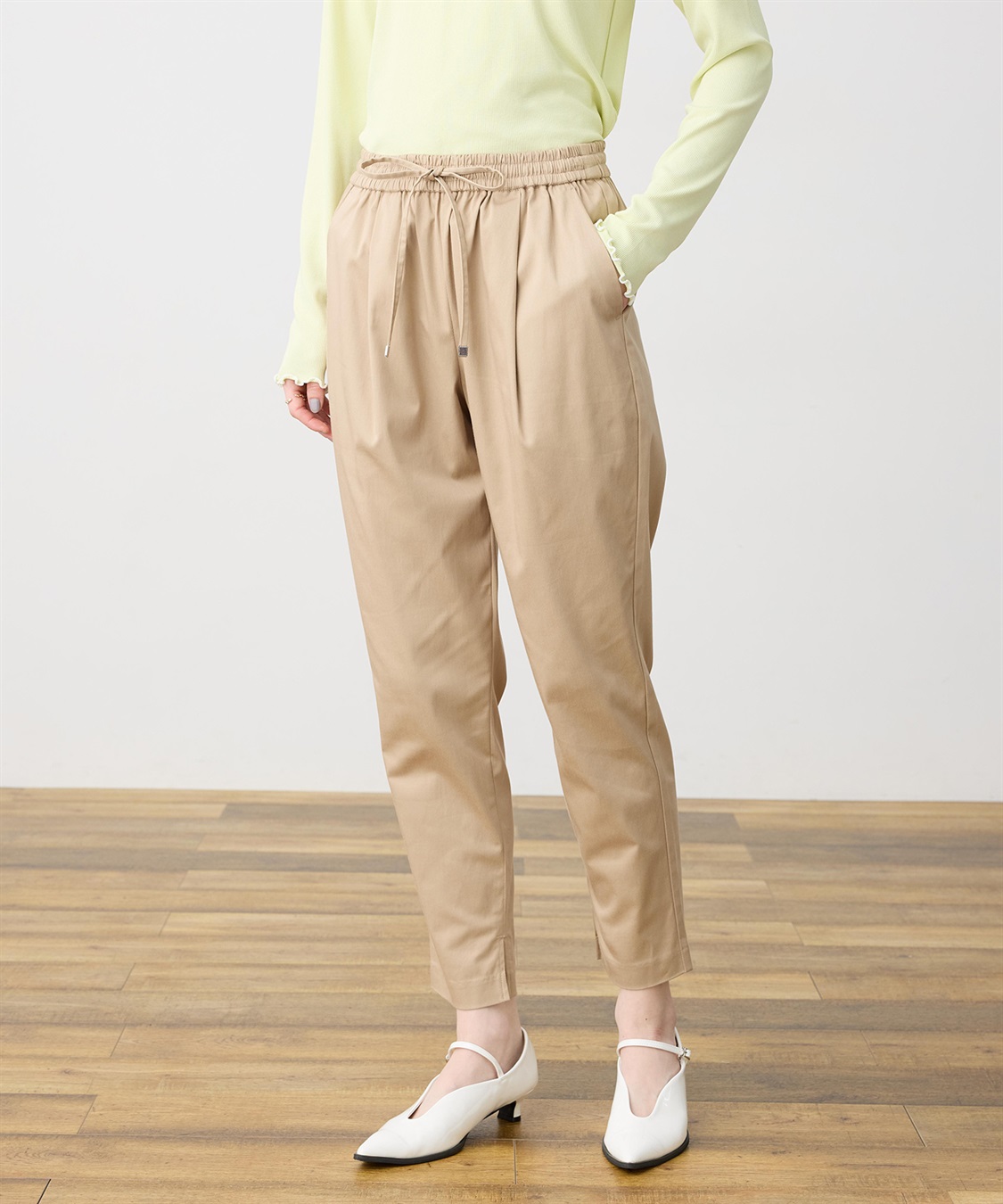 LE SOUK HOLIDAY ストレッチタックテーパードパンツ【ウエストゴム・サスティナブル素材】_variation_4