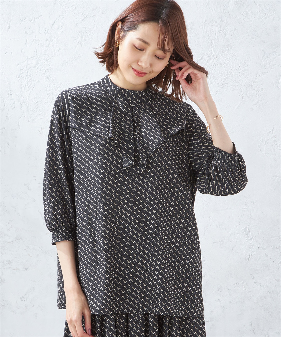 A/C DESIGN BY ALPHA CUBIC 【接触冷感】幾何プリントフリルブラウス_variation_1