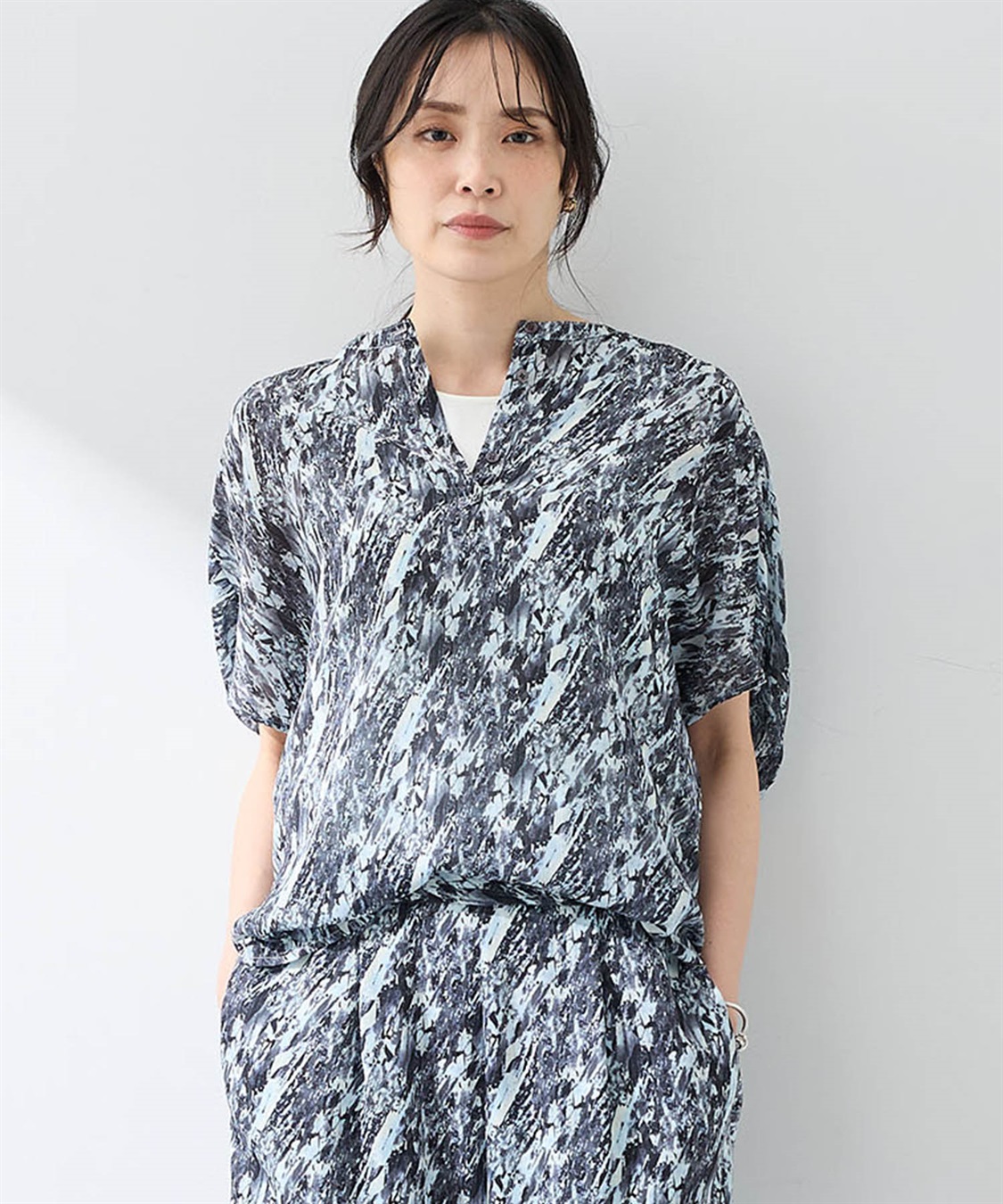 A/C DESIGN BY ALPHA CUBIC 【アルコラージュ】幾何プリントギャザースリーブブラウス_variation_1