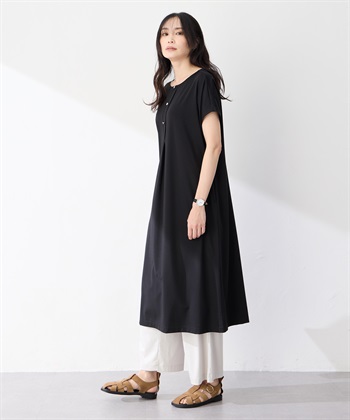 ヘンリーネック風カットワンピース(ブラック-M)