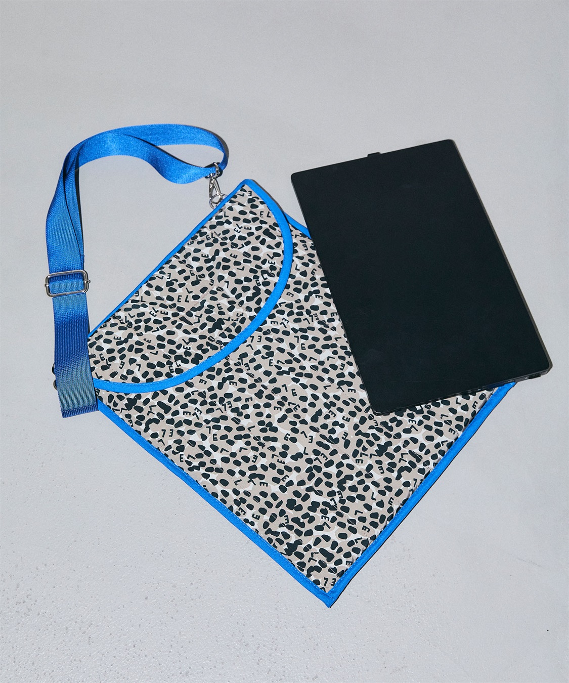 ELLEgirl ショルダーストラップ付PCケース_main