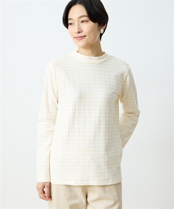 Museum Stroll ジャガードプルオーバーを着用した女性