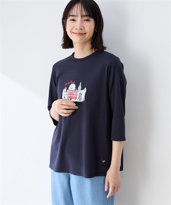 【chiyoさんコラボ】ロンドンマーチロゴプリント7分袖Tシャツ【オーガニックコットンブレンド】(ネイビー-M)