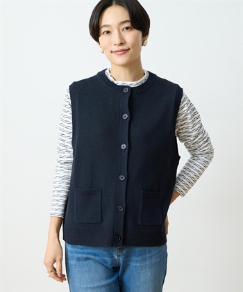 Departure Blue ラメニットベストを着用した女性