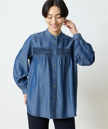 Comfort Denim デニムシャツを着用した女性