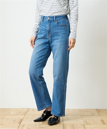 Comfort Denim ストレッチデニムストレートパンツを着用した女性