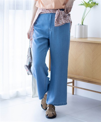 デニムストレートパンツ（モデル画像）