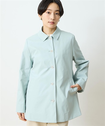 Departure Blue はっ水ステンカラーコートを着用した女性