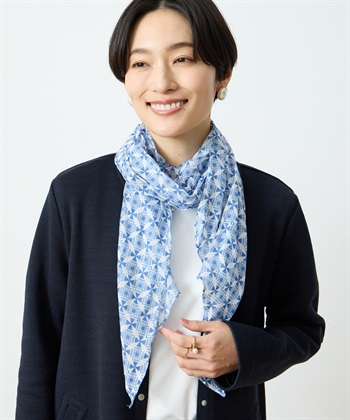 Departure Blue モノグラムストールを着用した女性