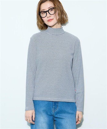 ITEM3 メロークシュネックTを着用した女性