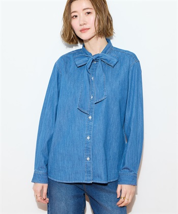 ITEM1 デニムボウタイブラウスを着用した女性