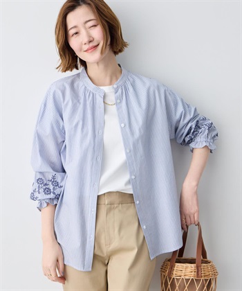 SCENE4 ストライプ袖刺しゅうブラウスを着用した女性