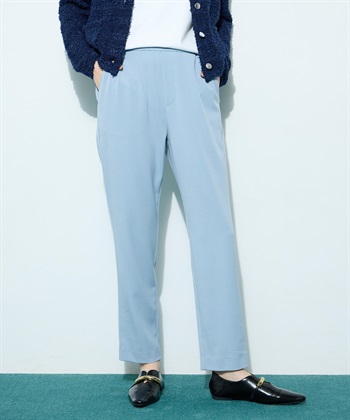 ITEM4 すご楽テーパードパンツを着用した女性