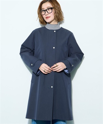 ITEM3 ノーカラーロングコートを着用した女性