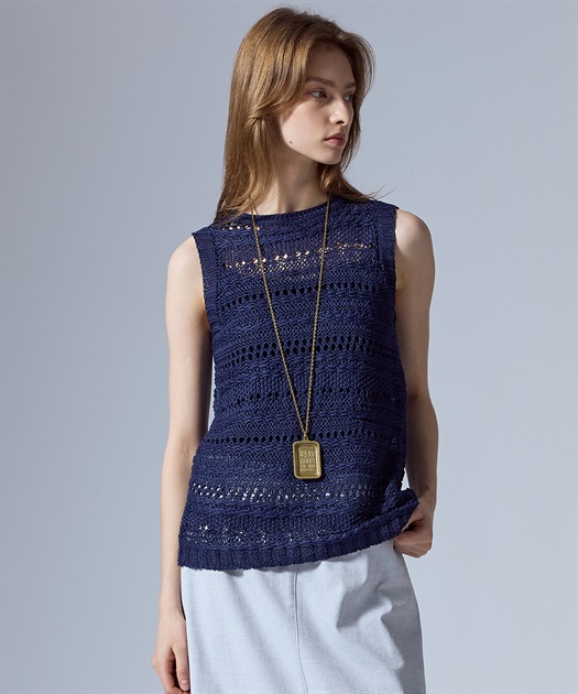 アイヌ刺しゅう　紺地にベージュ　タペストリー　64㎝×72㎝ アイヌ刺しゅう 紺地にベージュ タペストリー 64㎝×72㎝