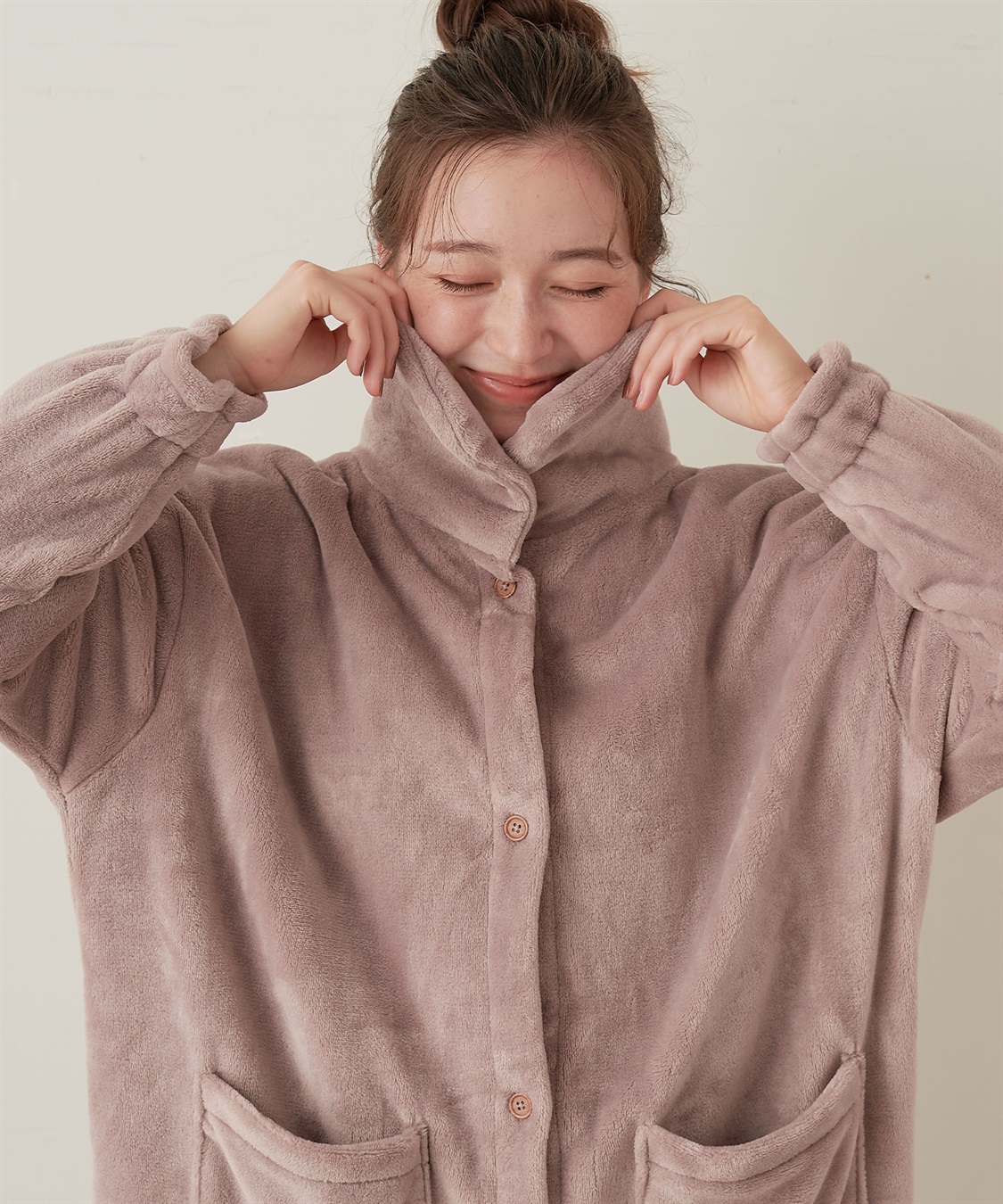 LAFUKU 【LAFUKU/ラフク】なめらかタッチもこふわラムフリース着る毛布《2way/クッションにもなる》_main