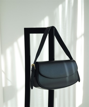 【極美品】AULLENTTI フラップショルダーバッグ　ブラック　レザー AULENTTI】レザー2WAYフラップショルダーBAG N.O.R.C｜クロス