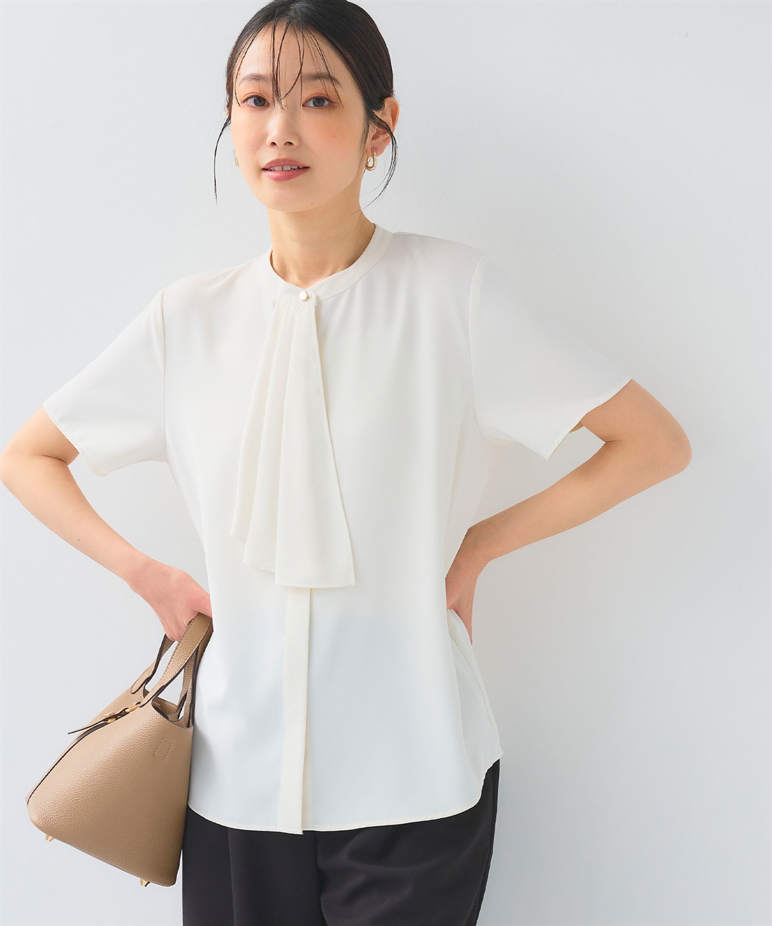 シワになりにくい》正解シルキードライラッフル半袖ブラウス