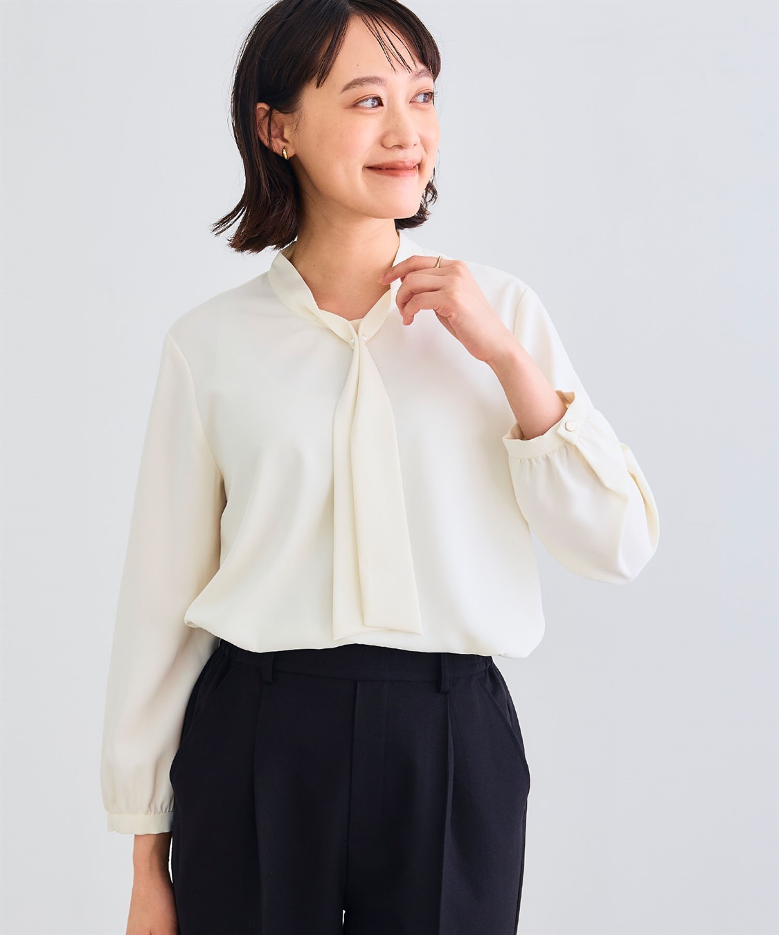 CROSS FUNCTION 《シワになりにくい》シルキーサテンパールボウタイブラウス_main
