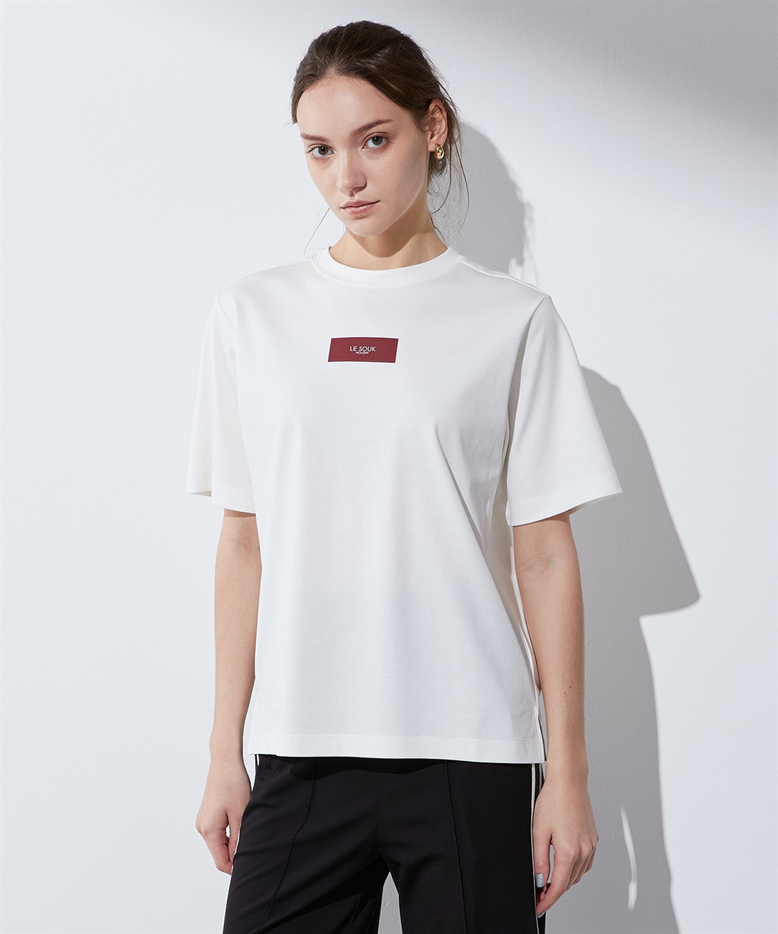 接触冷感・汗じみ防止】ボックスロゴTシャツ LE SOUK HOLIDAY｜クロス