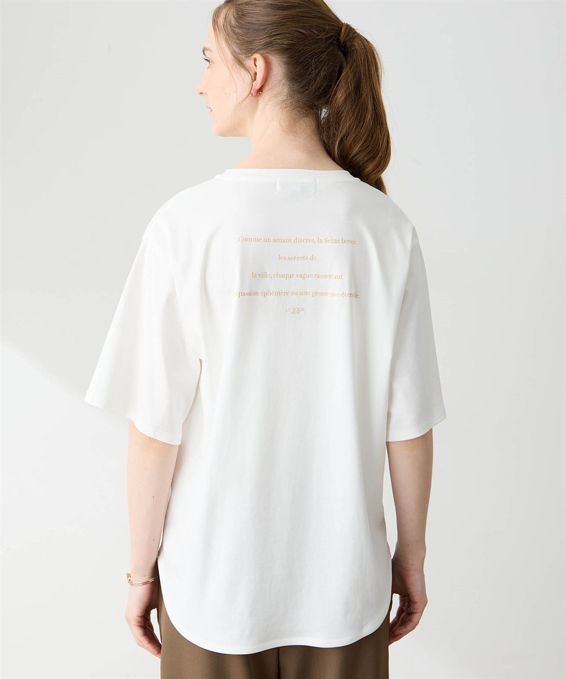 LE SOUK HOLIDAY ラウンドヘムバックプリントTシャツ【接触冷感・吸水速乾】_sub_4