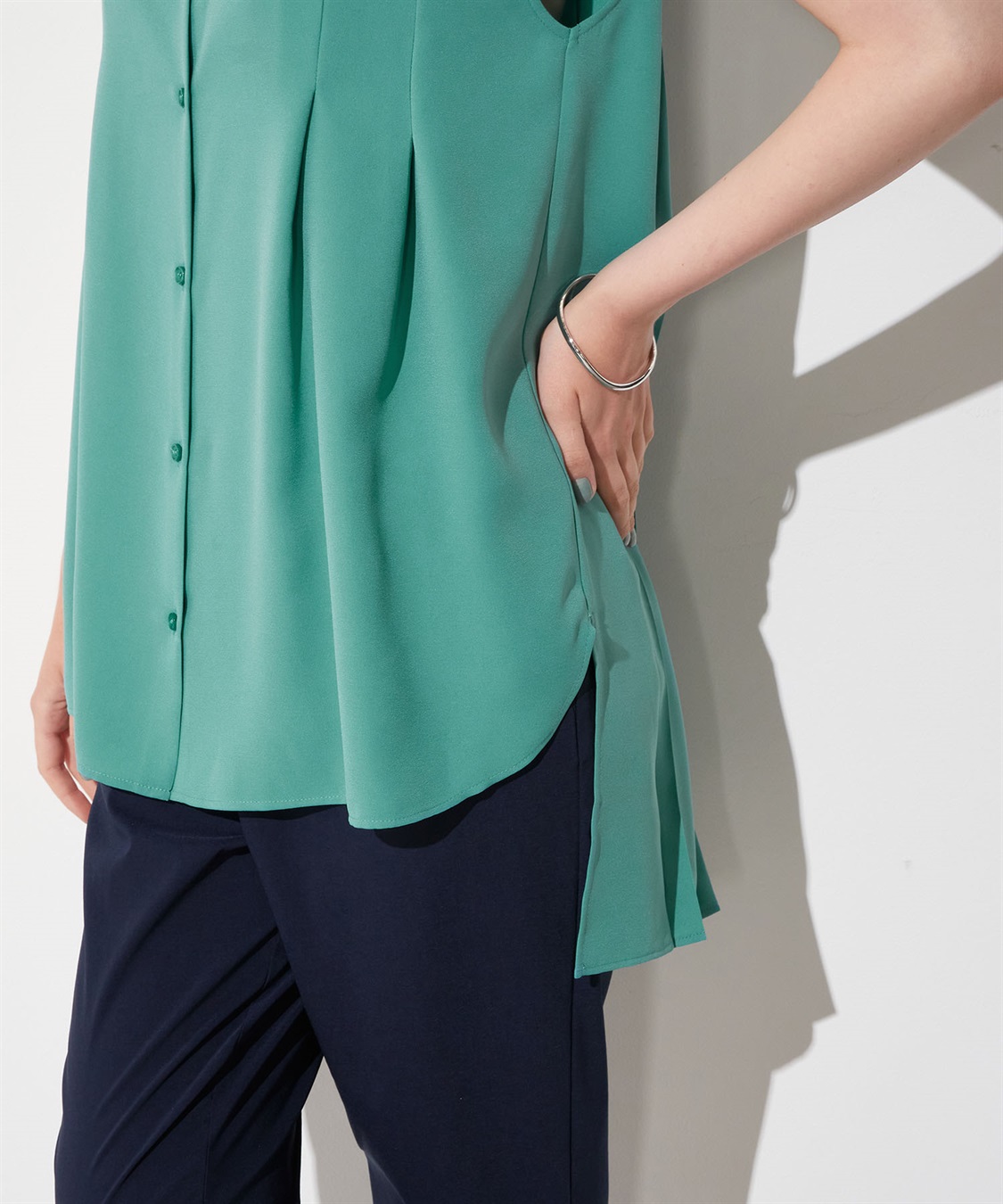 LE SOUK HOLIDAY バックタックノースリーブブラウス_sub_3