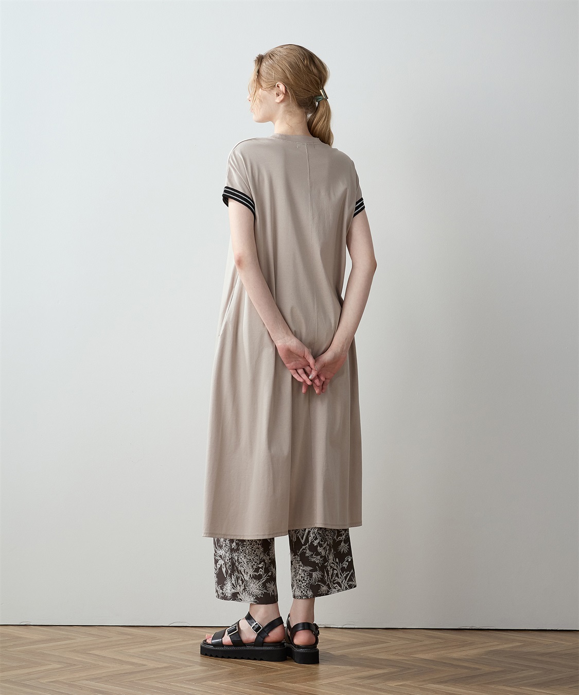 接触冷感】袖テープモックネックワンピース LE SOUK HOLIDAY｜クロス