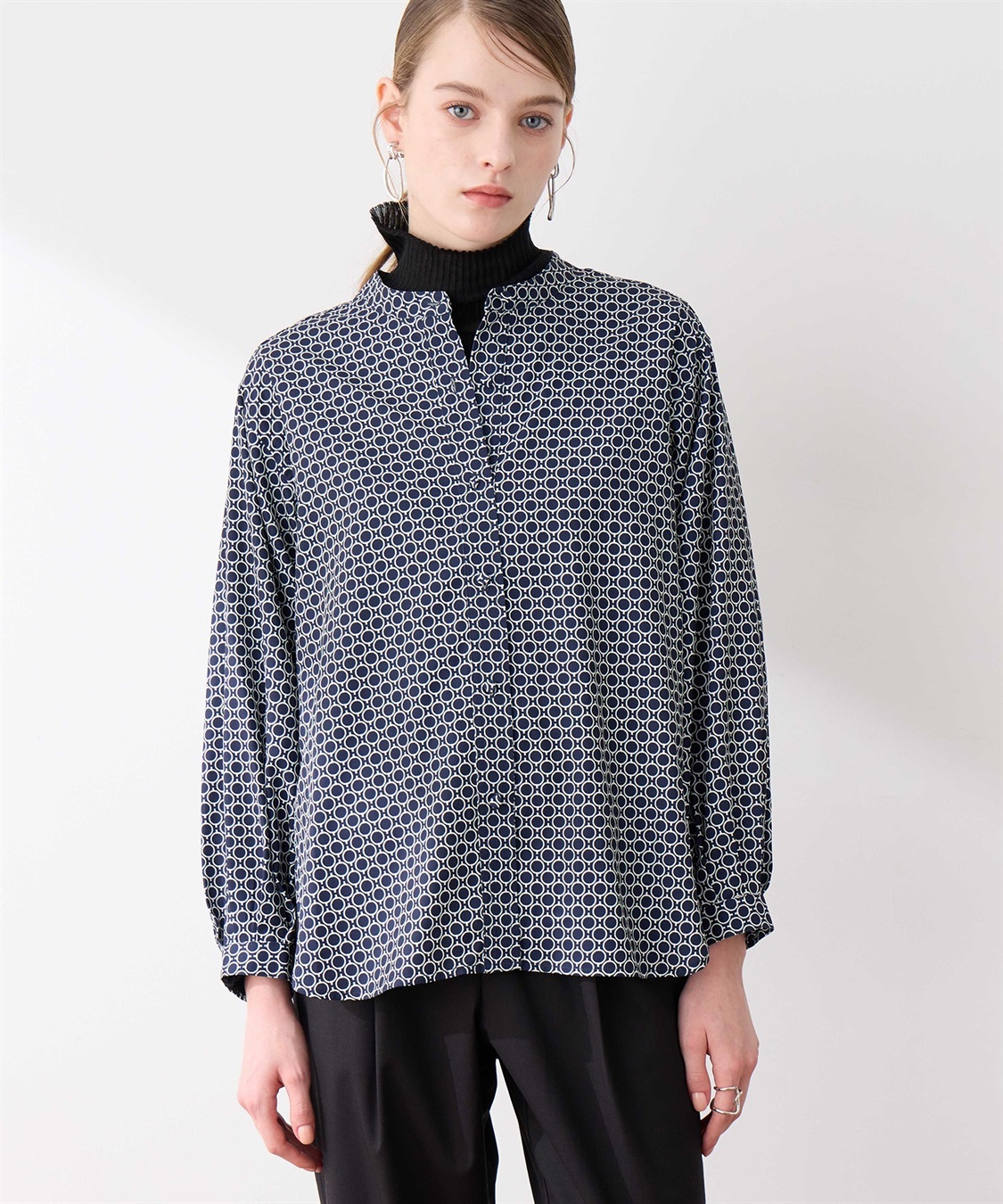 LE SOUK HOLIDAY 幾何学プリントバンドカラーブラウス_sub_1