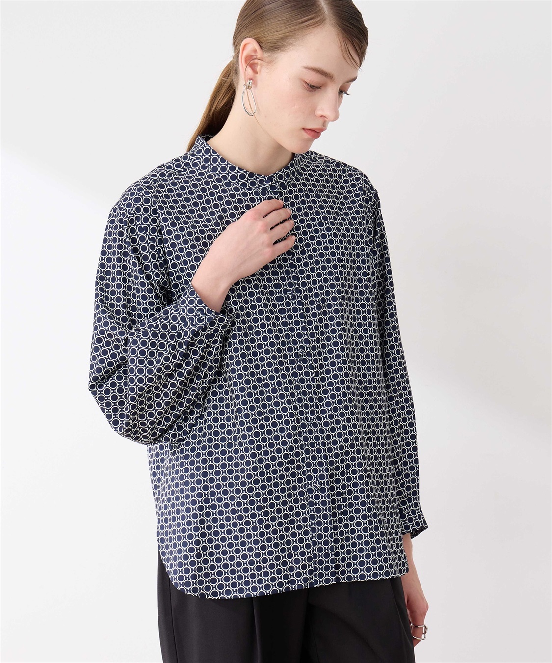 LE SOUK HOLIDAY 幾何学プリントバンドカラーブラウス_sub_2