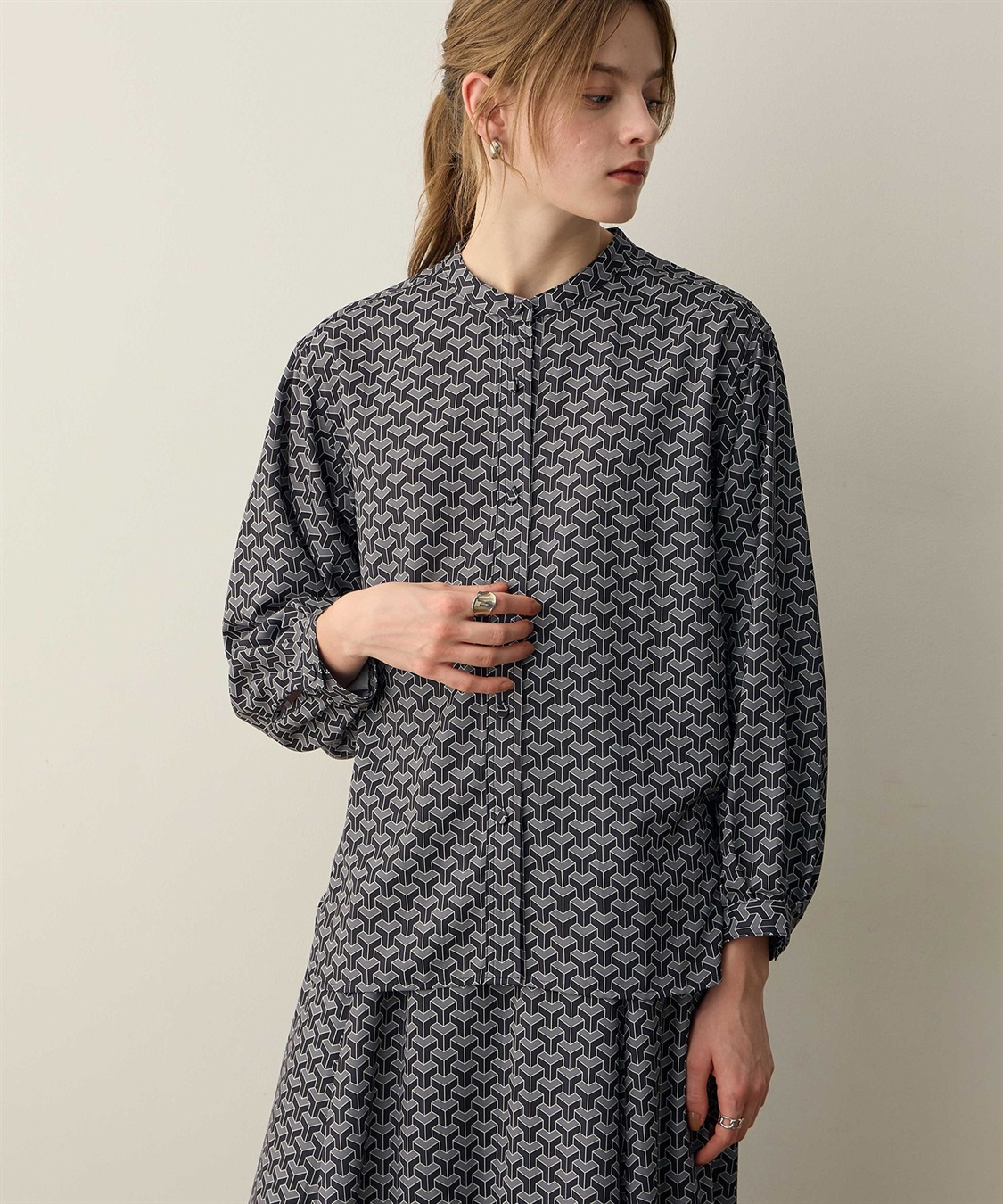 LE SOUK HOLIDAY 幾何学プリントバンドカラーブラウス_sub_7