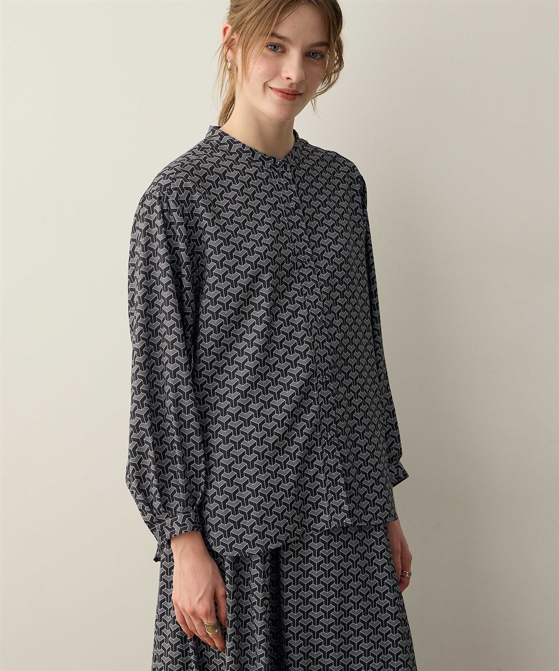 LE SOUK HOLIDAY 幾何学プリントバンドカラーブラウス_sub_8