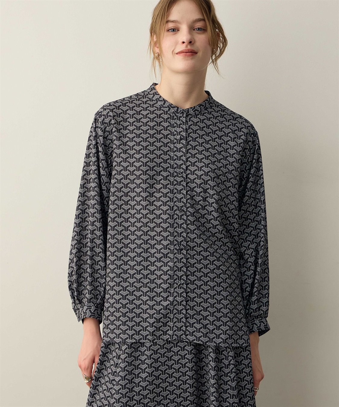 LE SOUK HOLIDAY 幾何学プリントバンドカラーブラウス_sub_9