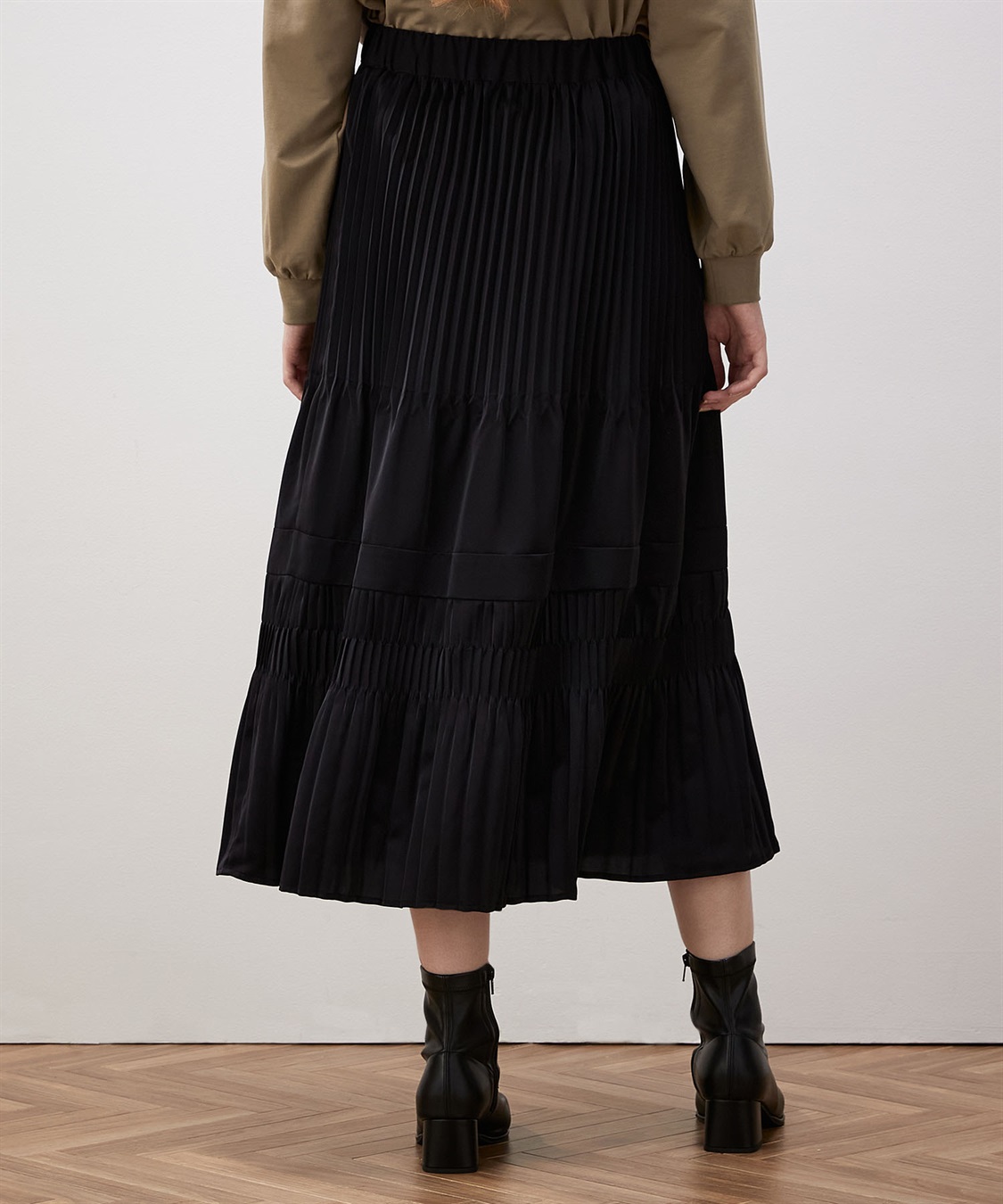 レザレクション　プリーツスカート 黒 レザー ライク サテン プリーツスカート（uncrave WHITE） / uncrave