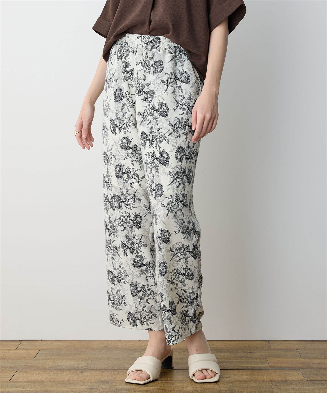 FEKETE（フェケテ）の「floral cargo pants / 小花柄ワイドカーゴ