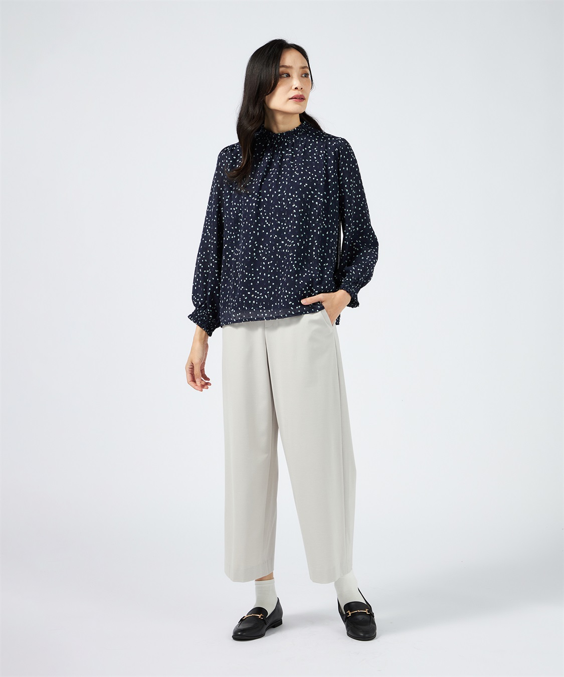 美品 アストラット 定価3万円 ふんわりギャザーブラウス ホワイト T12 ラメドットTブラウス A/C DESIGN BY ALPHA CUBIC｜クロスプラス