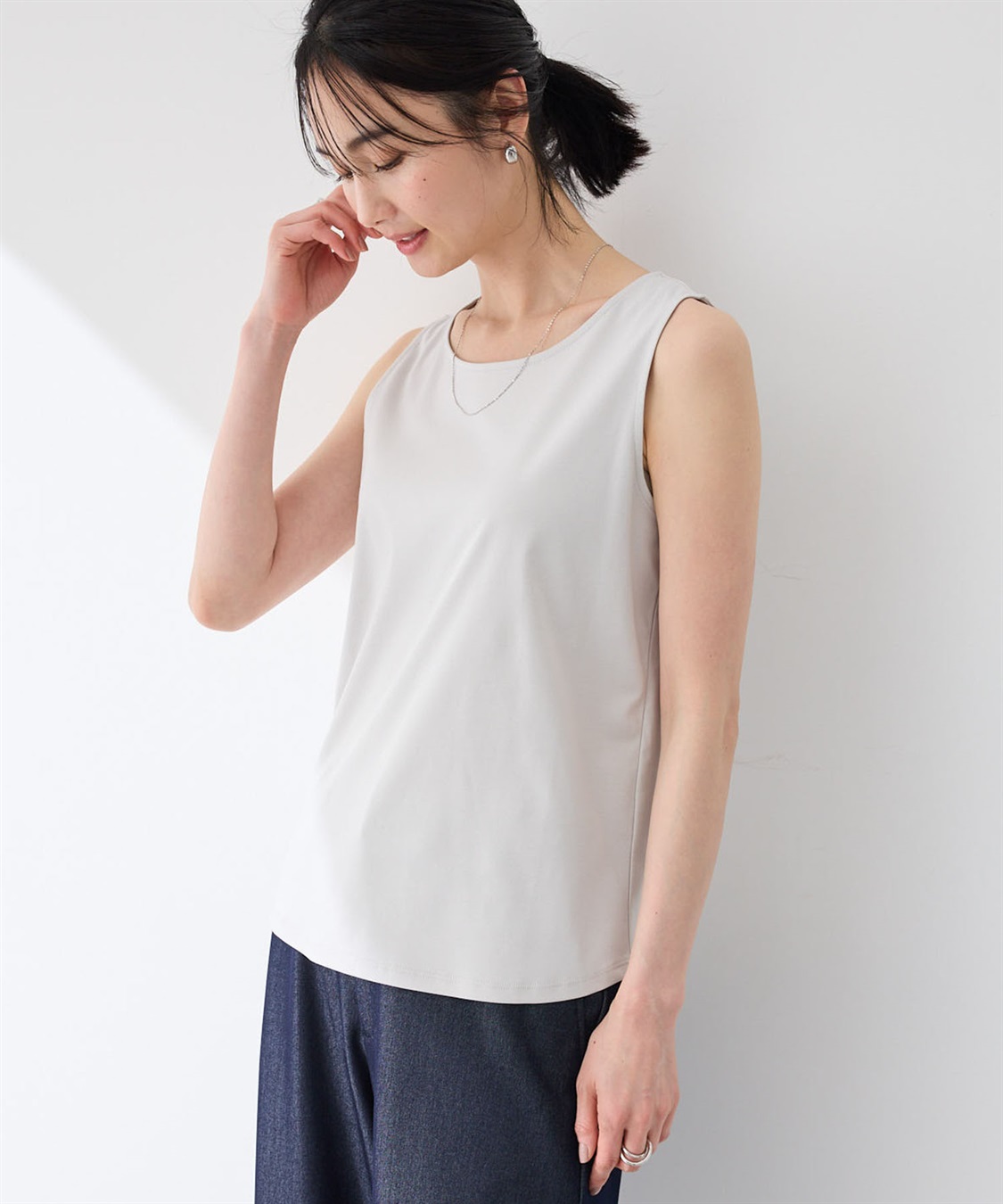 ホワイトバッククロスストラップタンクトップ Dark Angel バッククロス背中あきタンクトップ カップ付き 背中あき