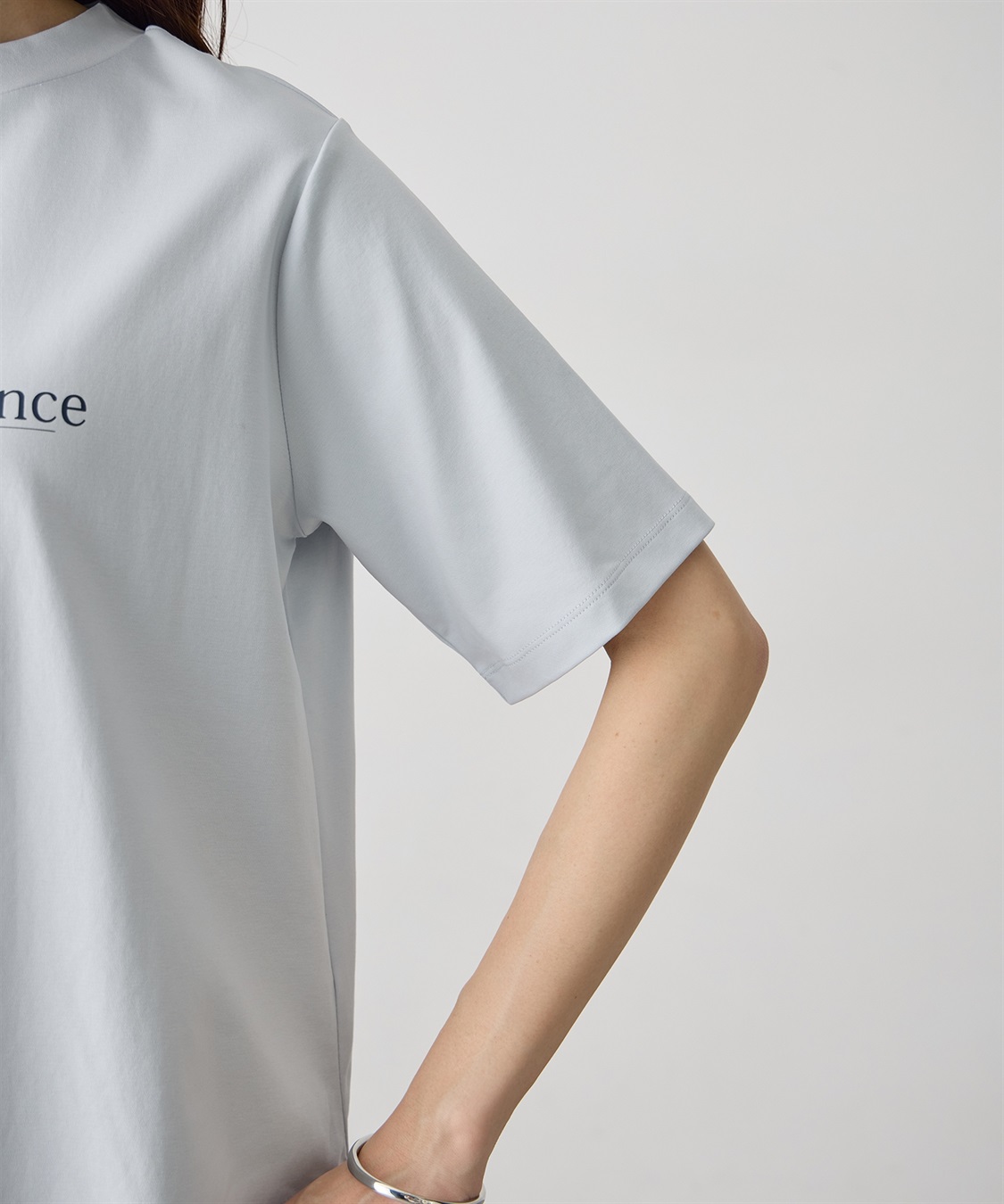 A/C DESIGN BY ALPHA CUBIC モックネック箔プリントロゴTシャツ【すごツヤ・接触冷感・UVカット】_sub_10