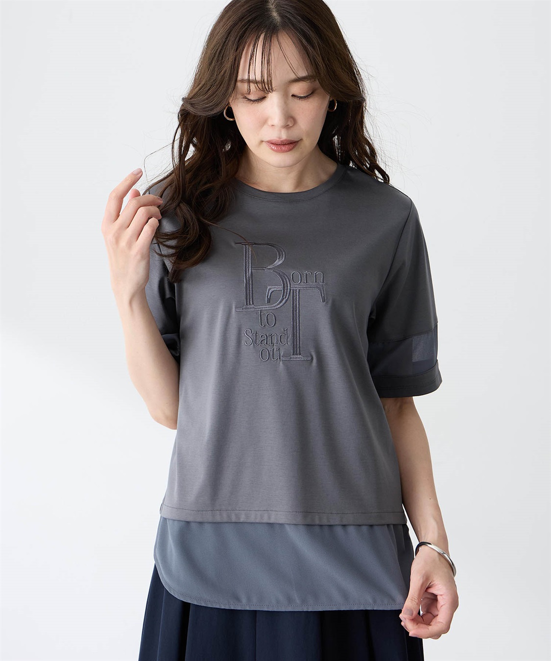 A/C DESIGN BY ALPHA CUBIC シアー切り替えレイヤード風刺しゅうTシャツ【すごツヤ】_sub_2