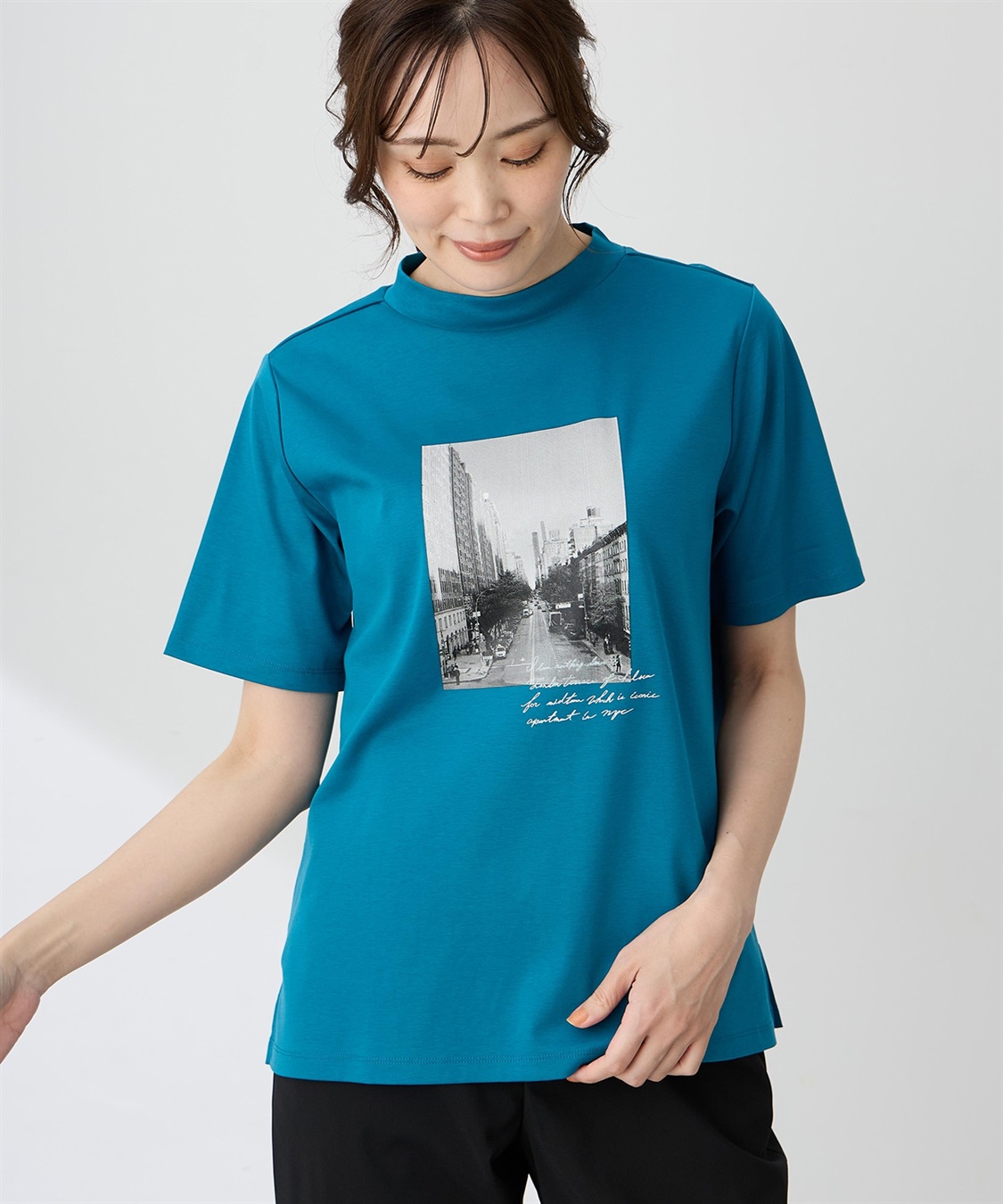 A/C DESIGN BY ALPHA CUBIC 【ALCOLLAGEプリント】フォトプリントモックネックＴシャツ【すごツヤ・UVカット・接触冷感】_sub_3