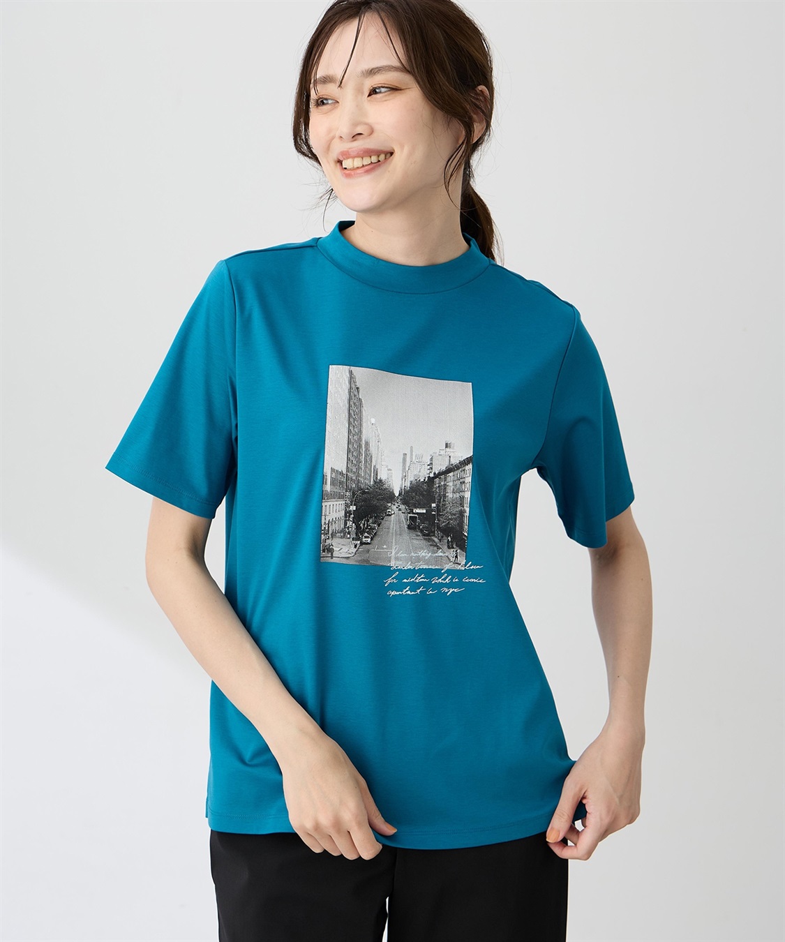 A/C DESIGN BY ALPHA CUBIC 【ALCOLLAGEプリント】フォトプリントモックネックＴシャツ【すごツヤ・UVカット・接触冷感】_sub_4